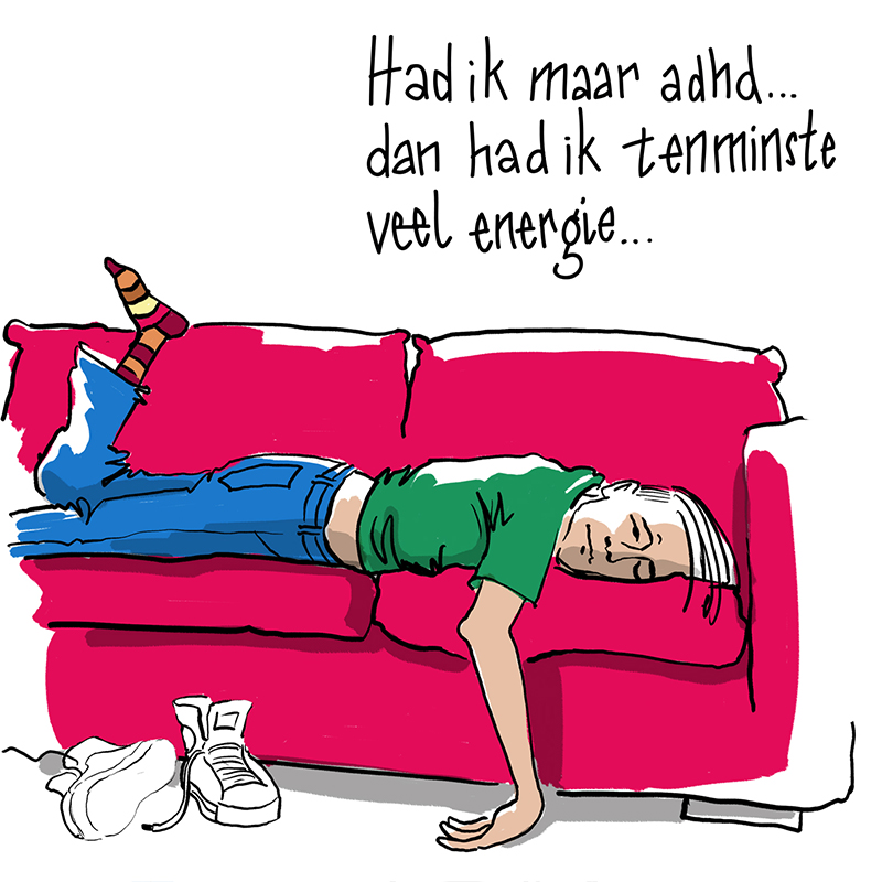 Illustratie van jongen in een groen t-shirt en blauwe broek, die passief op een rode bank ligt met zijn schoenen los op de grond. Daarboven de tekst in zwarte letters: Had ik maar ADHD dan had ik tenminste veel energie.