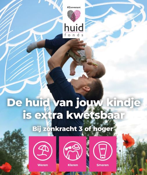 Poster van het Huidfonds met een foto van een vader die een klein kindje optilt boven zijn hoofd en een wit getekende parasol. Tekst: de hui van jouw kindje is extra kwetsbaar. Bij zonkracht 3 of hoger: weren, kleren, smeren.