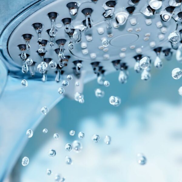 douchekop met waterdruppels: het doorspoelen van kranen in huis kan legionellose voorkomen. Legionella kan namelijk is stilstaand water zitten en daar kun je ziek van worden.
