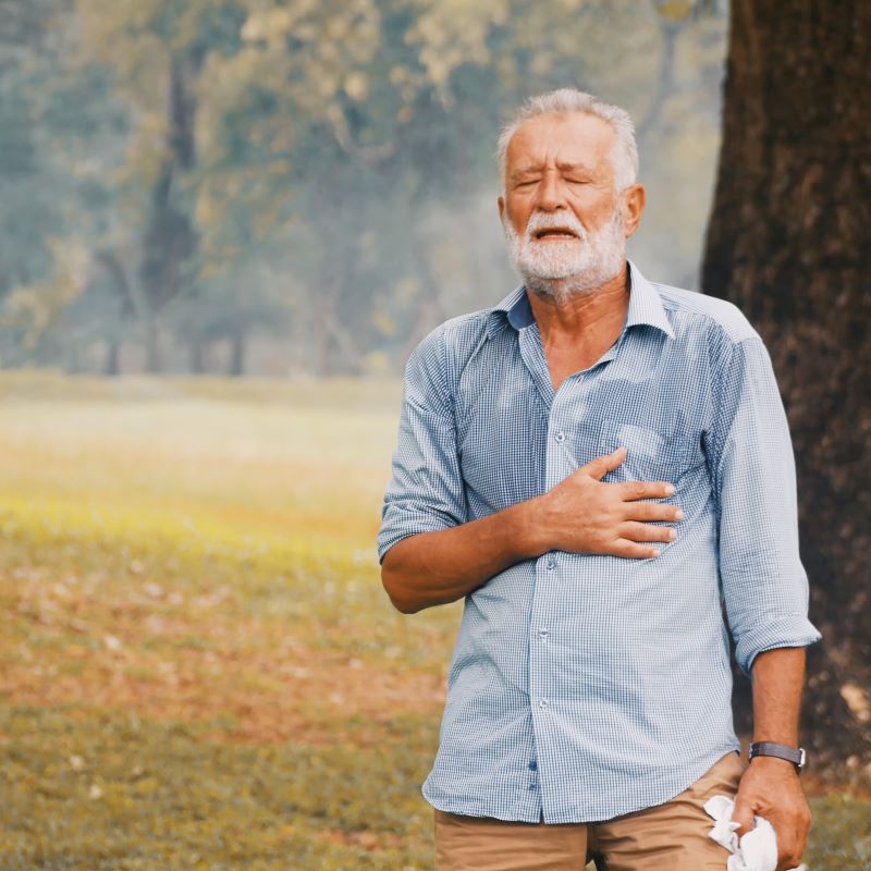 Oude man heeft last van de hitte. Mogelijk een levensbedreigde hitteberoerte.