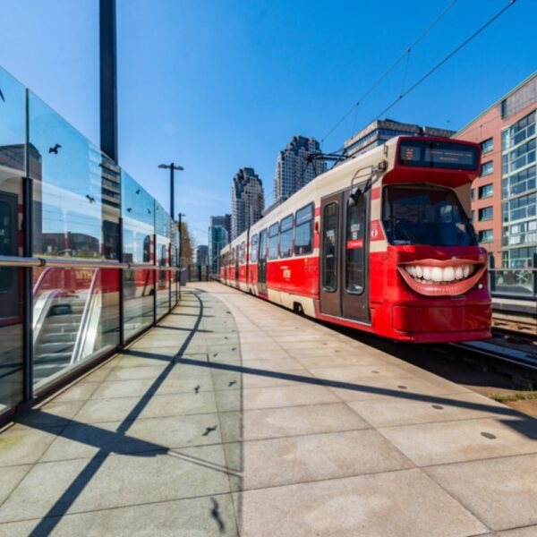 Haagse tram met glimlachende mond