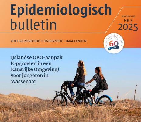 voorkant van het Epidemiologisch Bulletin september 2025 met een foto van de 2 jonge meisjes die fietsen door de duinen.