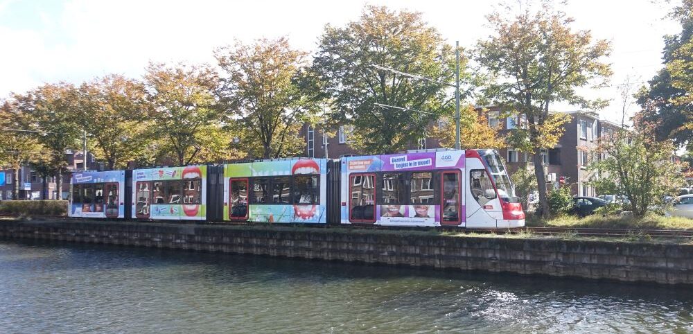 Tram in Den Haag beplakt met informatie over de Haagse Poetsweek voor de Oudere Mond van GGD Haaglanden (29 september t/m 3 oktober 2025).