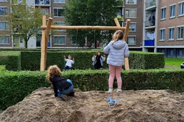 foto van spelende kinderen in een speeltuin in een woonwijk